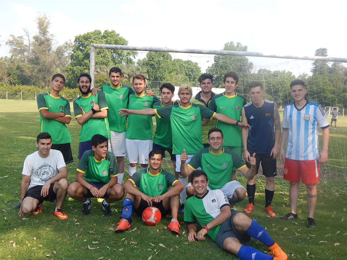 El equipo Hanawa F.C. juega fútbol 7, fútbol 11, formó parte de un partido solidario a beneficio del Garrahan y cuenta toda su historia a HoySeJuega